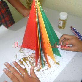 Un arbre multicolor en papier recouvert de paillettes