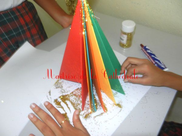 Un arbre multicolor en papier recouvert de paillettes