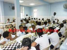 De nombreux enfants jouent aux échecs dans une salle bleue et blanche